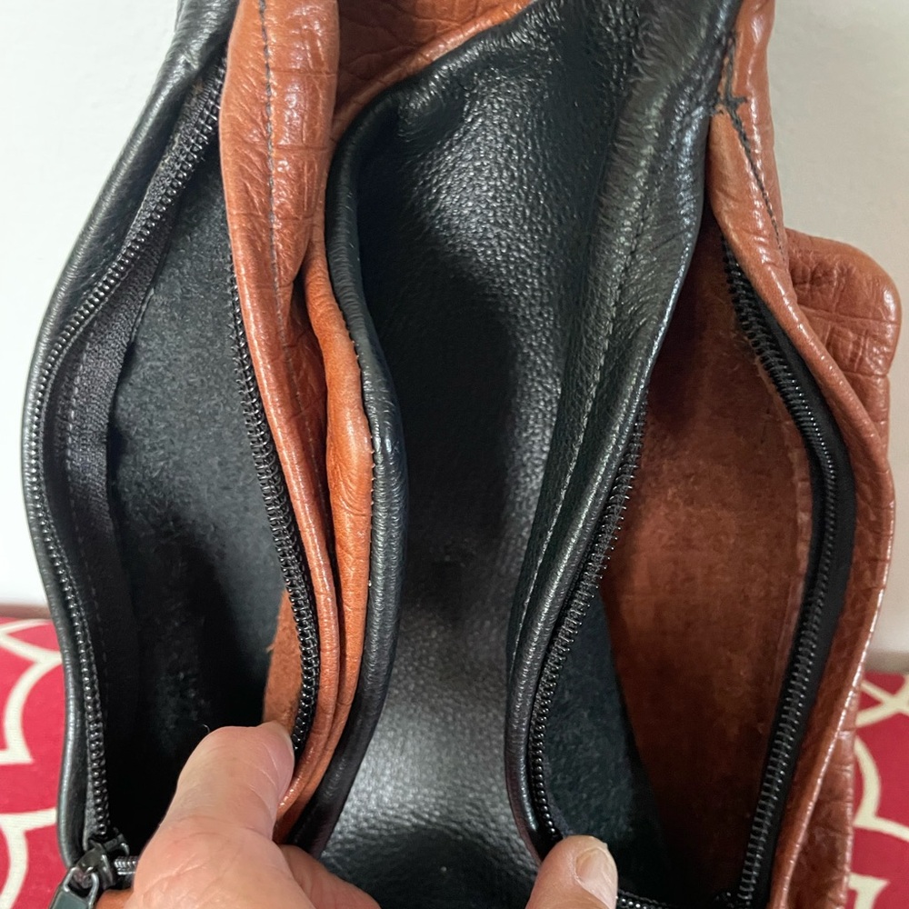 Thomas Leathers Dual-Sided Crossbody Bag - Picture 12 of 12